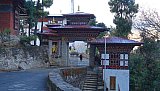 Eingangstor zum Trashigang Dzong - Ost-Bhutan: Sehensw&uuml;rdigkeiten