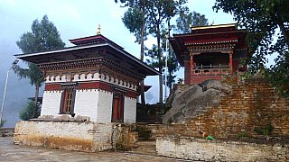 Vorhof auf dem Weg zum Trashigang Dzong - Ost-Bhutan: Sehensw&uuml;rdigkeiten