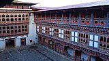Innenhof des Trashigang Dzong - Ost-Bhutan: Sehensw&uuml;rdigkeiten