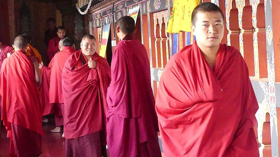 M&ouml;nche im Kloster des Trashigang Dzong - Ost-Bhutan: Land und Leute