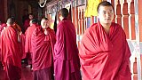 M&ouml;nche im Kloster des Trashigang Dzong - Ost-Bhutan: Land und Leute