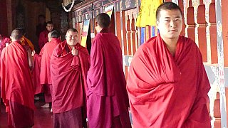 M&ouml;nche im Kloster des Trashigang Dzong - Ost-Bhutan: Land und Leute