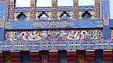 Holzschnitzereien im Innenhof des Trashigang Dzong - Ost-Bhutan: Sehensw&uuml;rdigkeiten