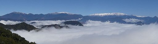 Das gro&szlig;e Panorama &uuml;ber den Wolken. - Ost-Bhutan: Landschaft
