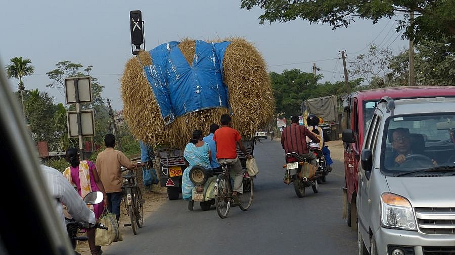 Streetlife in Indien - hoch beladener LKW - Streetlife in Indien