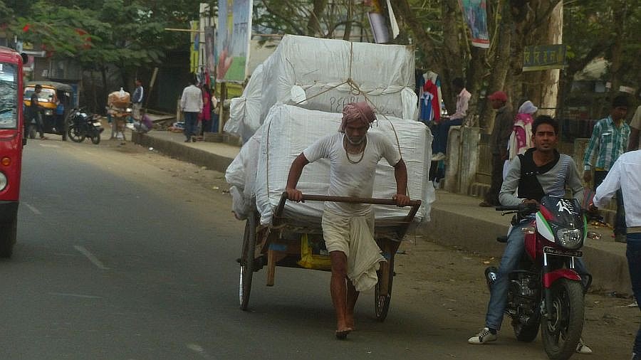 Schwer beladener Handkarren in Indien - Streetlife in Indien