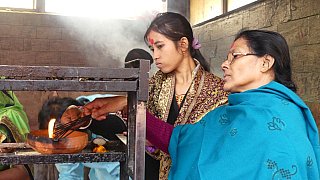 Pilger entz&uuml;nden R&auml;ucherst&auml;bchen im Kamakhya Tempel - Indien - Assam - Sehensw&uuml;rdigkeiten