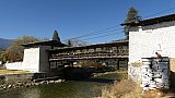 &Uuml;berdachte Holzbr&uuml;cke &uuml;ber den Chhu-Fluss - Paro - Haa: Sehensw&uuml;rdigkeiten
