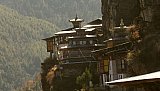 Drakha Dzong hoch &uuml;ber dem Tal - Paro - Haa: Sehensw&uuml;rdigkeiten