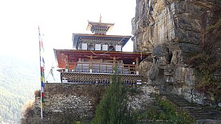 Drakha Dzong mit Tempelgeb&auml;ude - Paro - Haa: Sehensw&uuml;rdigkeiten