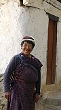 Besucherin beim Drakha Dzong - Paro - Haa: Sehensw&uuml;rdigkeiten