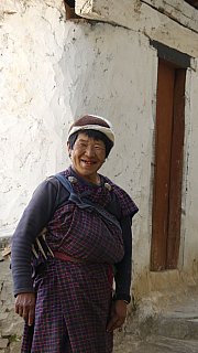 Besucherin beim Drakha Dzong - Paro - Haa: Sehensw&uuml;rdigkeiten