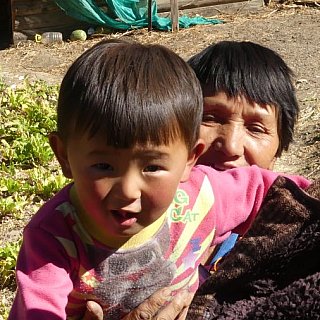 Bhutanerin mit ihrem Kind - Paro - Haa: Land und Leute