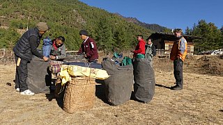 Verladen des Gep&auml;cks und der Camp-Ausr&uuml;stung - Paro - Haa: Sage La Trekking