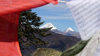 Gebetsfahnen mit Blick auf den Jomolhari - Paro - Haa: Sage La Trekking