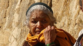 Bhutanerin beim Drugyel Dzong - Paro - Haa: Land und Leute