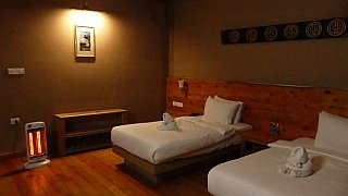 Zimmer im Lobesa Hotel im Punakha-Tal - Thimphu-Punakha: Essen & Schlafen
