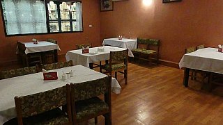 Restaurant im Menjong Hotel in Samdrup Jongkhar - Ost-Bhutan: Essen & Schlafen