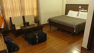 Zimmer im Menjong Hotel in Samdrup Jongkhar - Ost-Bhutan: Essen & Schlafen
