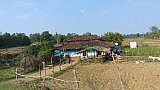 Kleines Geh&ouml;ft am Stra&szlig;enrand - Madhya-Pradesh: Land und Leute