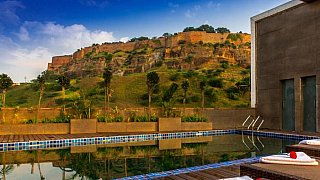 Swimmingpool im Gwalior Clarks Suites Inn - Madhya-Pradesh: Essen & Schlafen