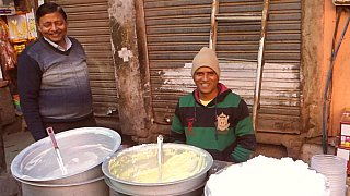 S&uuml;&szlig;speisen-H&auml;ndler in Agras Altstadt - Uttar Pradesh: Land-und-Leute