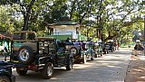 Wartende Jeeps vor dem Bandhavgarh Nationalpark - IND-Blog-Bilder