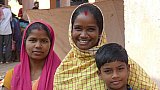 Neugierige Blicke auf dem Wochenmarkt in Bodla bei Bhoramdeo - Chhattisgarh: Land-und-Leute