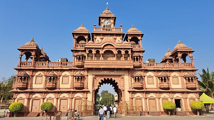 Eingangstor zum Swamynaryan Jain-Tempel - Gujarat - Sehensw&uuml;rdigkeiten
