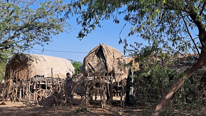 Dorf des Fakirani-Stammes nahe Hodka - Gujarat - Land und Leute
