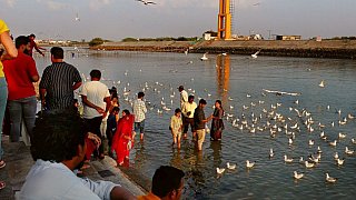 Heilige Ghats am Gomti-Fluss in Dwarka - Gujarat - Land und Leute