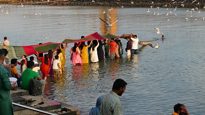 Rituelle Opfergabe an die G&ouml;ttin des Gomti-Flusses - Gujarat - Land und Leute