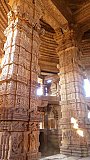 Innenraum gro&szlig;er Sas Bahu Tempel - Madhya-Pradesh: Sehensw&uuml;rdigkeiten
