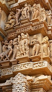 Skulpturen mit Szenen aus dem Alltag - Madhya-Pradesh: Sehensw&uuml;rdigkeiten