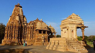 Tempel mit Pavillon in Khajuraho - Madhya-Pradesh: Sehensw&uuml;rdigkeiten