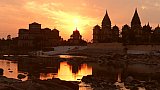 Sonnenuntergang hinter den Chhatris von Orcha - Madhya-Pradesh: Sehensw&uuml;rdigkeiten