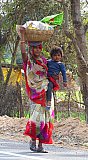 Stra&szlig;en in Indien - Dame mit Kind und Kopflast - Streetlife in Indien