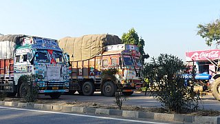 Ein Traktor gegen zwei LKW's - Streetlife in Indien