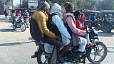 Vier "Mann" auf einem Motorrad in Indien - Streetlife in Indien