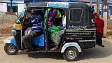 Voll besetztes Tuktuk auf Ochas Stra&szlig;en - Streetlife in Indien
