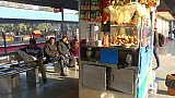 Buntes Treiben im Bahnhof - Indien mit dem Zug