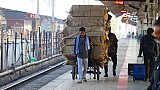 Frachtgut wird herangerollt - Indien mit dem Zug