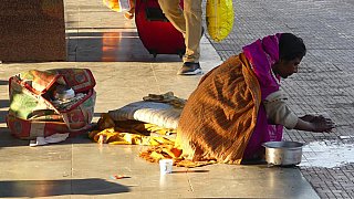 Morgenw&auml;sche am Gleis - Indien mit dem Zug