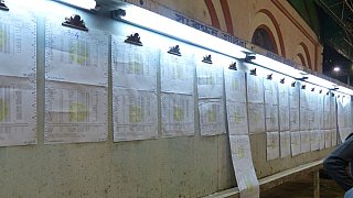 Informationstafeln mit Fahrgastlisten im Bahnhof Calcutta 2012 - Indien mit dem Zug