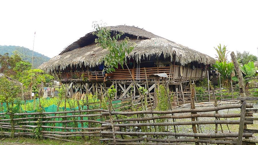Haus im Dorf Wok des Adi Galong-Stammes - Indien - Nordosten - Land und Leute