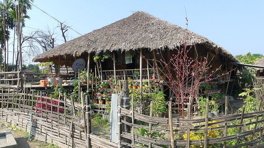 Blumengeschm&uuml;cktes Adi-Haus - Indien - Nordosten - Land und Leute
