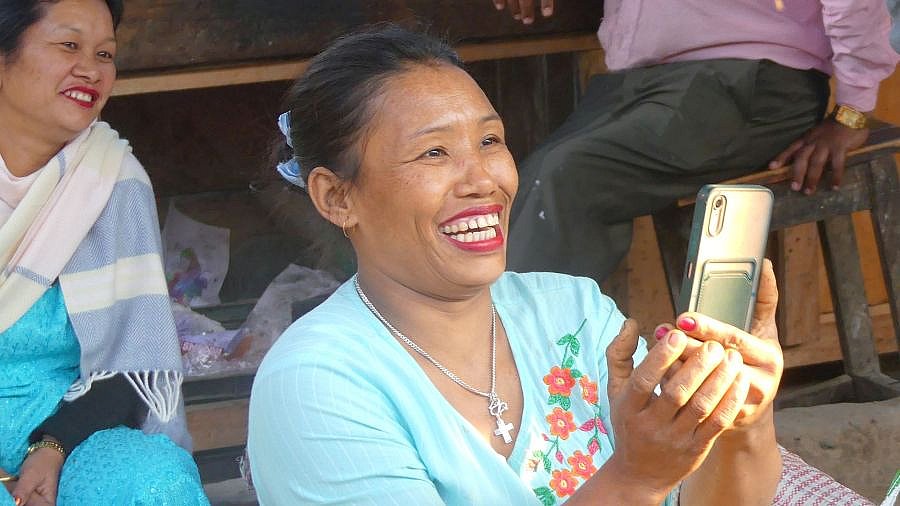 Marktfrau beim Fotografieren - Indien - Nordosten - Land und Leute