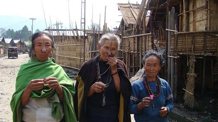 Apathani-Frauen im Ziro-Tal - Indien - Nordosten - Land und Leute