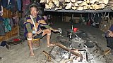 Apatani-Priester am Feuer - Indien - Nordosten - Land und Leute
