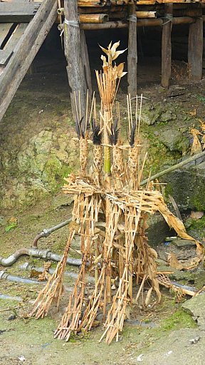 Altar vor einem Haus im Ziro-Tal - Indien - Nordosten - Land und Leute